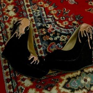 Shoes with a creative touch of gold drip! Great condition awesome for Halloween!